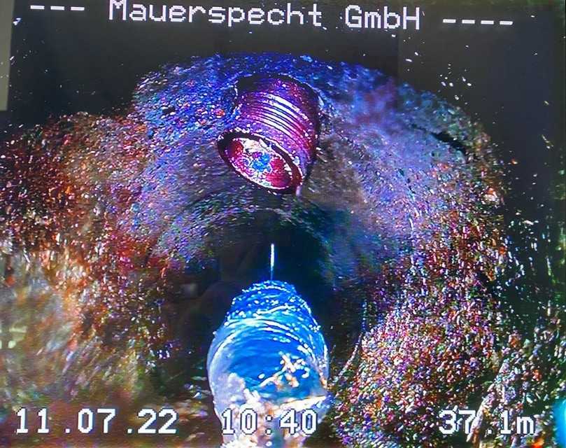 Einragender Stutzen während der Höchstdruck-Wasserstrahlarbeiten | Foto: Mauerspecht GmbH Einragender Stutzen während der Höchstdruck-Wasserstrahlarbeiten | Foto: Mauerspecht GmbH