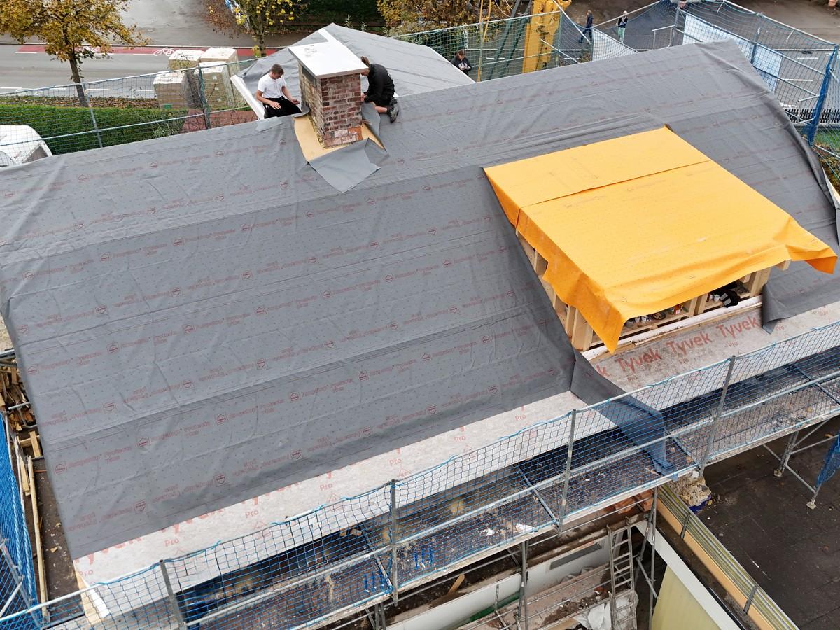 Mit "Ampatop Protecta 3D"-Vorkonfektion werden die verklebten Dachbahnen passgenau gemäß Montageplan geliefert. | Foto: Ampack Mit "Ampatop Protecta 3D"-Vorkonfektion werden die verklebten Dachbahnen passgenau gemäß Montageplan geliefert. | Foto: Ampack