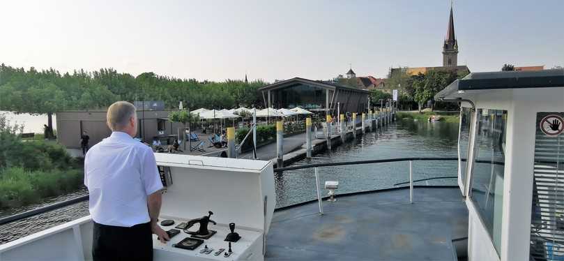 Pfingstverkehr: An der fast fertig verschönerten Mole legt man gerne an. | Foto: STORZ / Mahrholdt Pfingstverkehr: An der fast fertig verschönerten Mole legt man gerne an. | Foto: STORZ / Mahrholdt