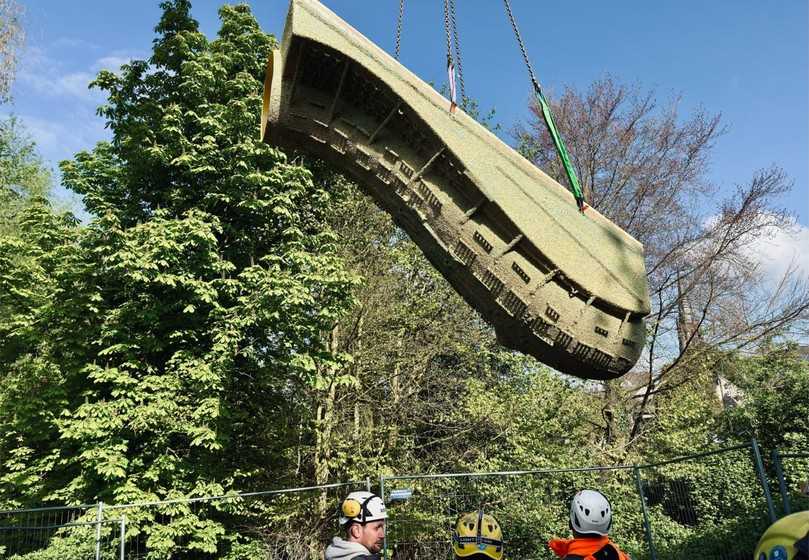 Trotz beengter Platzverhältnisse und sensibler Umgebung konnte die Positionierung präzise umgesetzt werden. | Foto: Predl GmbH