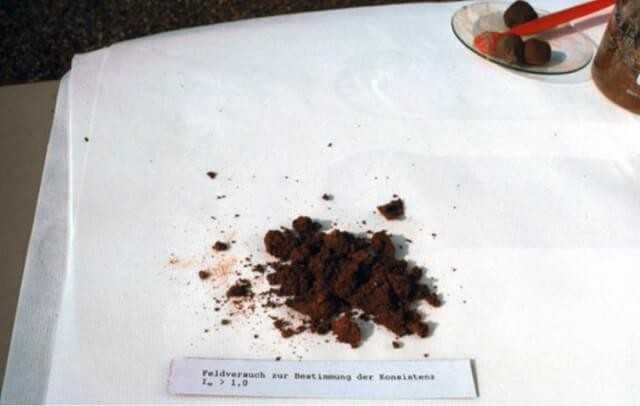 Feldversuche wie hier, sind nach der neuen DIN 18915 nicht mehr zugelassen. Alle Proben müssen im Labor untersucht werden.