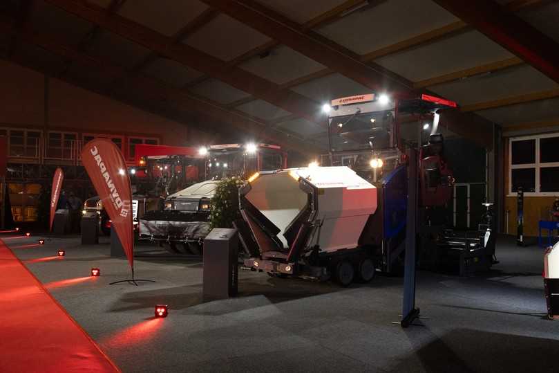 Maschinen effektvoll in Szene gesetzt | Foto: Dynapac