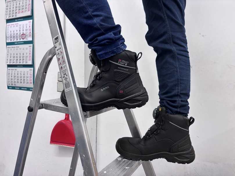 Auf der Leiter überzeugt der Sicherheitsstiefel mit festem Sitz und griffiger Sohle – auch bei schnellen Positionswechseln. | Foto: B_I MEDIEN/mj Auf der Leiter überzeugt der Sicherheitsstiefel mit festem Sitz und griffiger Sohle – auch bei schnellen Positionswechseln. | Foto: B_I MEDIEN/mj