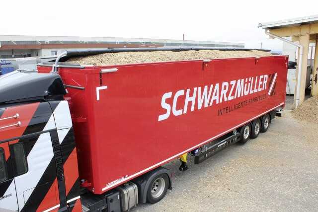 Das elektrisch gesteuerte Rollverdeck wird via Fernbedienung geöffnet und geschlossen. Das Be- und Entladen erfolgt komfortabel per Knopfdruck.