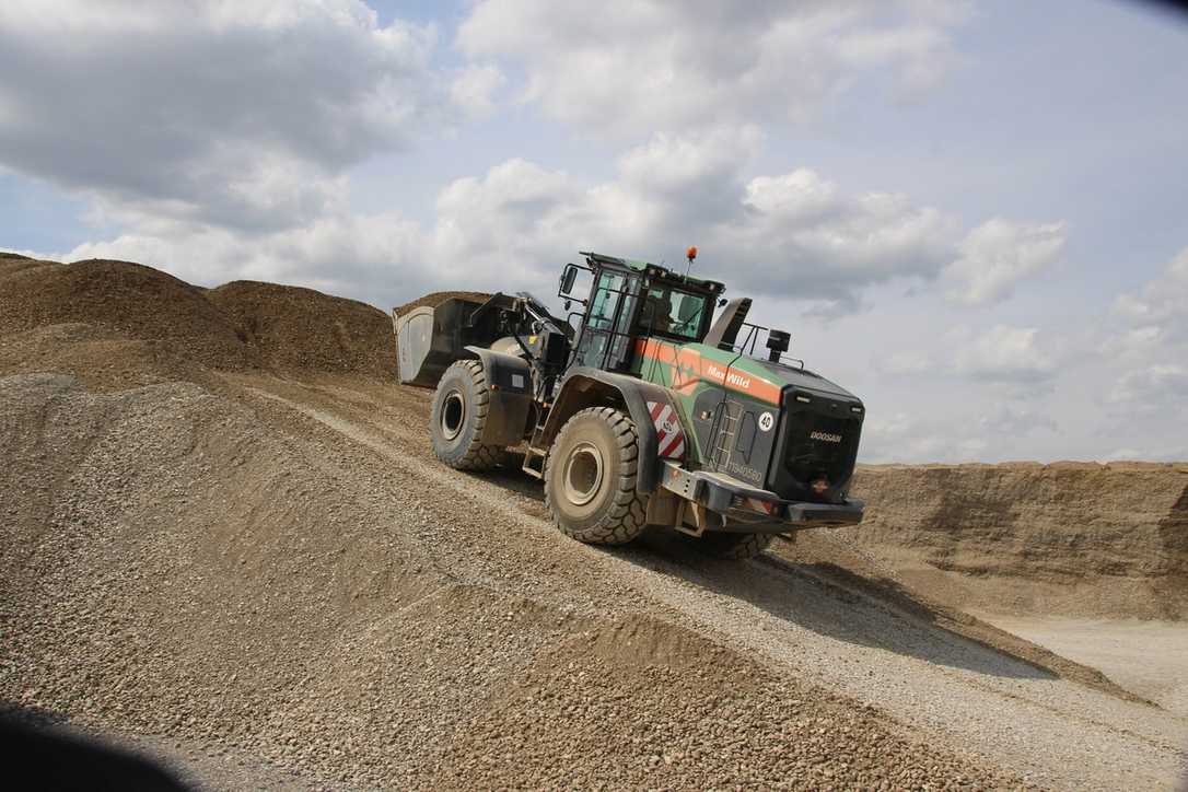 Develon Radlader DL420-7CVT überzeugt Baufirma Max Wild im Langzeittest Develon Radlader DL420-7CVT überzeugt Baufirma Max Wild im Langzeittest