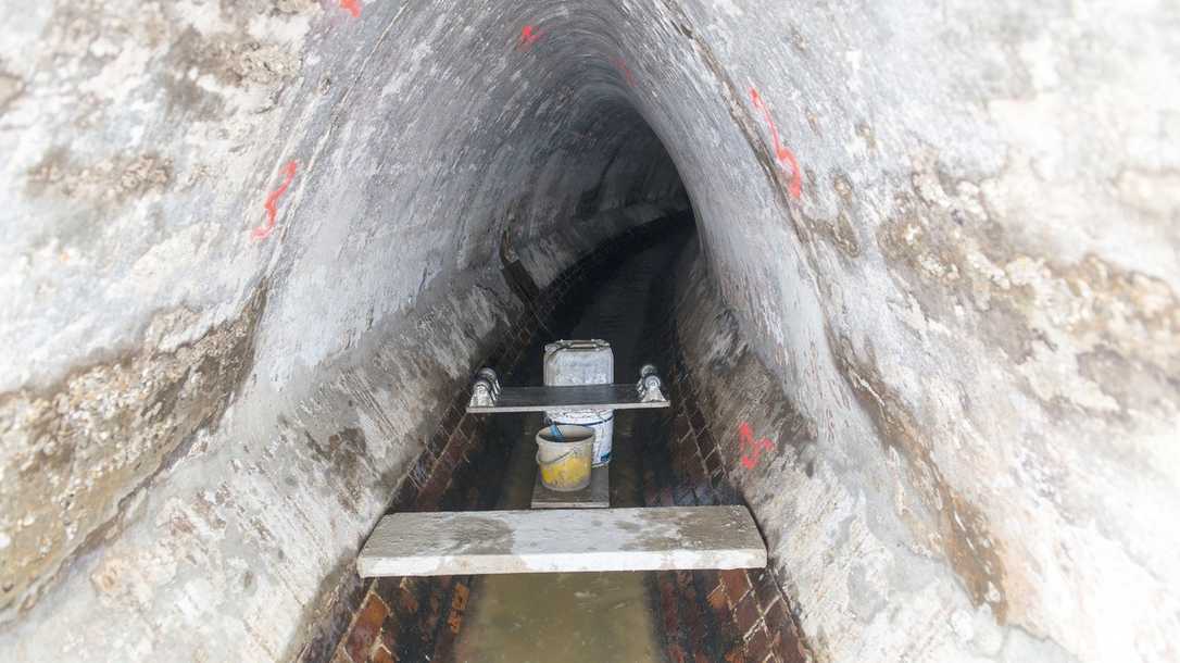 Über 100 Jahre alter Abwasserkanal in Augsburg manuell saniert Über 100 Jahre alter Abwasserkanal in Augsburg manuell saniert