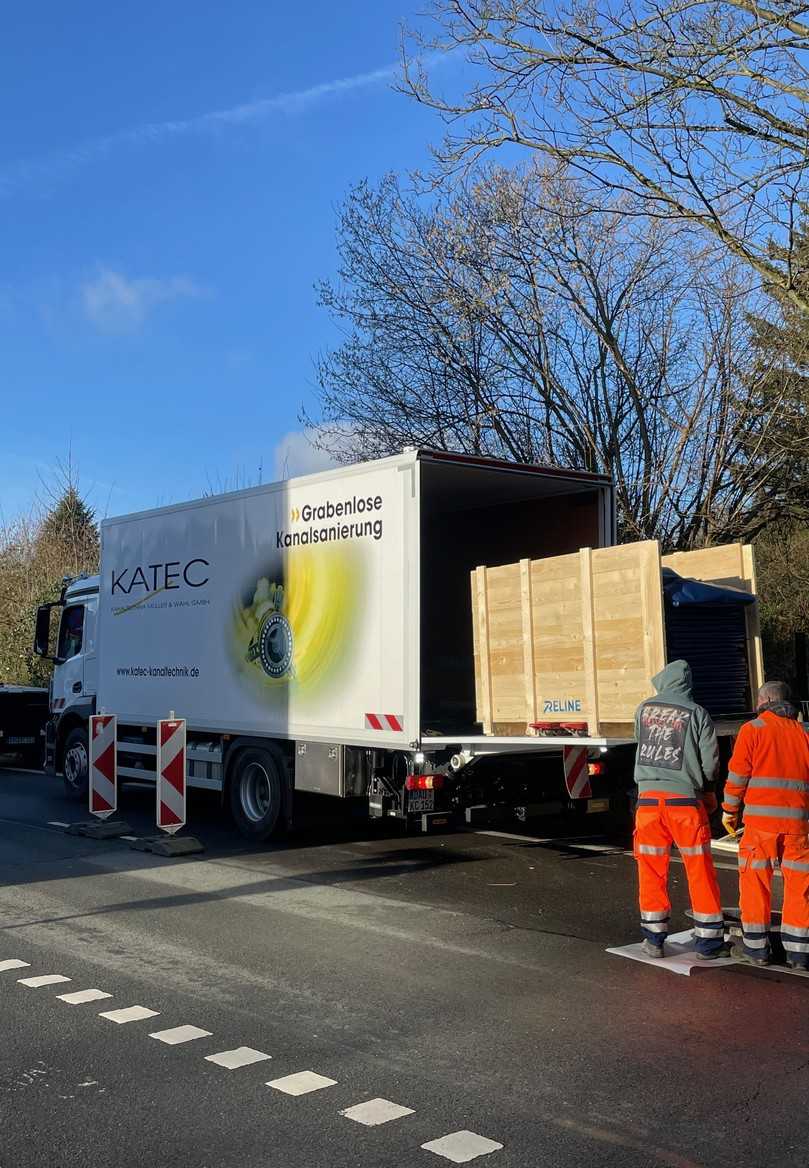 Der neue Begleit-LKW ist direkt im Einsatz mit der Kolonne 15 – es werden rund 2.550 Meter Kanal Instand gesetzt. | Foto: Katec Kanaltechnik