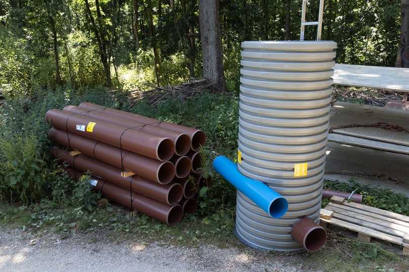 Bereit für den Einbau: HS-Kanalrohre und ein DWCor-Kombischacht | Foto: Funke Kunststoffe