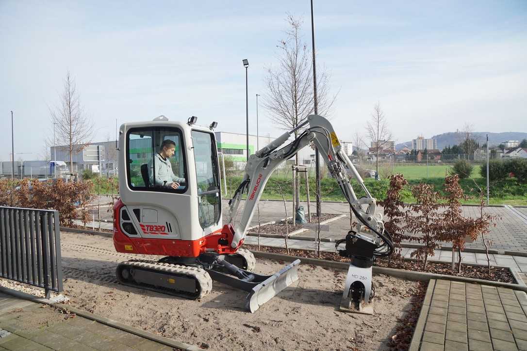 Neuer Takeuchi-Bagger: Flexibel und kompakt für GaLaBau Neuer Takeuchi-Bagger: Flexibel und kompakt für GaLaBau