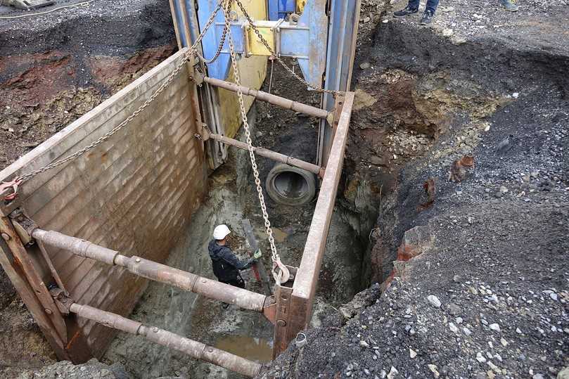 In rund fünf Metern Tiefe wird der neue Mischwasserkanal in der Hauptstraße von Puderbach verlegt. | Foto: P.V. Betonfertigteilwerke In rund fünf Metern Tiefe wird der neue Mischwasserkanal in der Hauptstraße von Puderbach verlegt. | Foto: P.V. Betonfertigteilwerke