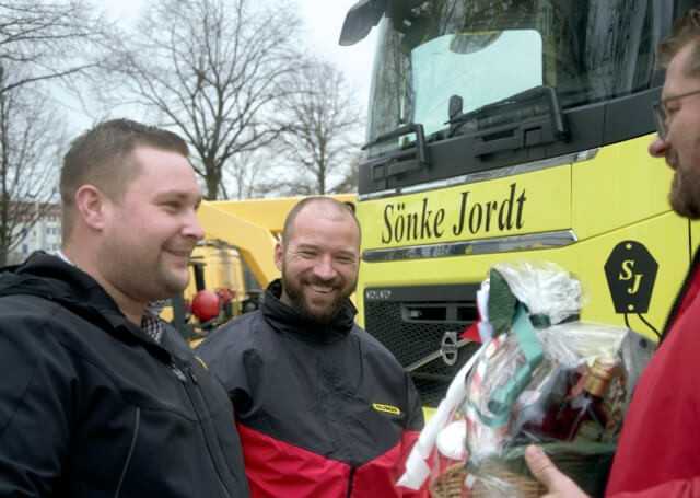 Geschäftsführer Tim Jordt und Kranführer Christian Römer erhielten Fahrzeugschlüssel von Sascha Sievers, Verkaufsleiter Ladekrane bei Palfinger (v.l.).