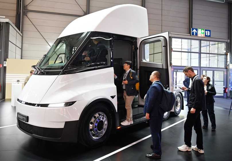 Tesla nutzte die IAA für die Europa-Premiere des rein elektrischen Semi 6x4 in auffälligem Design, mit zentraler Fahrerposition und fehlender Schlafkabine. | Foto: FH
