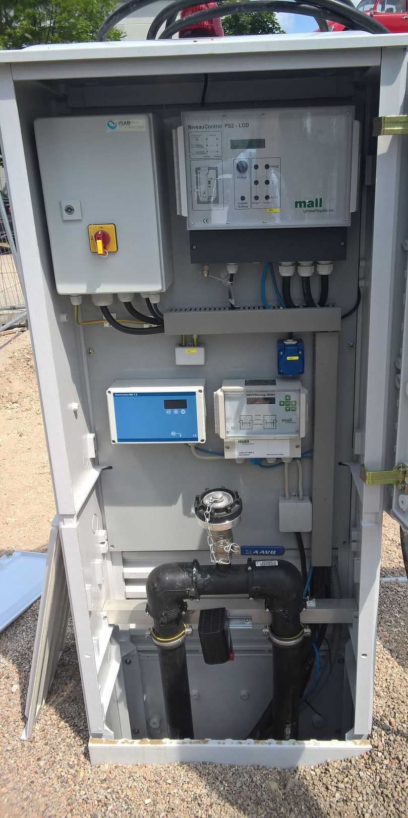 Vor Überflutung aus dem Kanal schützt die Rückstauschleife LevaStop einen Abscheider mit Pumpstation bei der Luka GmbH. | Foto: Mall Vor Überflutung aus dem Kanal schützt die Rückstauschleife LevaStop einen Abscheider mit Pumpstation bei der Luka GmbH. | Foto: Mall