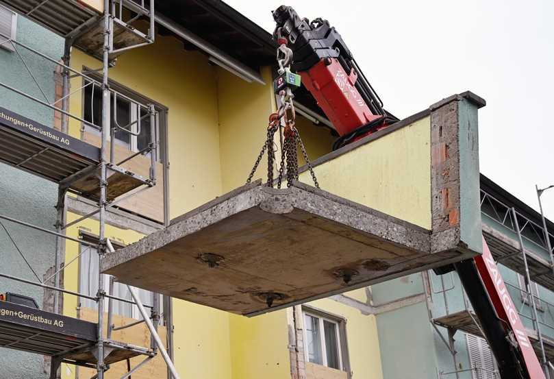 Die geschnittenen Balkonteile wurden per Kran von der Fassade gehoben und abtransportiert. | Foto: Tyrolit Die geschnittenen Balkonteile wurden per Kran von der Fassade gehoben und abtransportiert. | Foto: Tyrolit