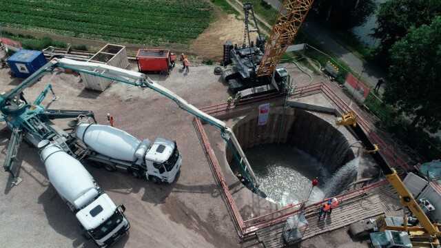 Unterwasserbetonage der Startgrube. 283 cbm Beton wurden in 8 Stunden eingebaut.