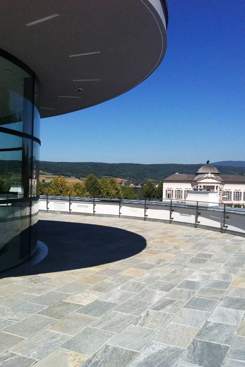 Das Herzstück des Gebäudes ist seitdem ein Zentralraum mit verglaster Dachkonstruktion, über die Besucher auf die 350 Quadratmeter große Dachterrasse gelangen. | Foto: Gutjahr Das Herzstück des Gebäudes ist seitdem ein Zentralraum mit verglaster Dachkonstruktion, über die Besucher auf die 350 Quadratmeter große Dachterrasse gelangen. | Foto: Gutjahr