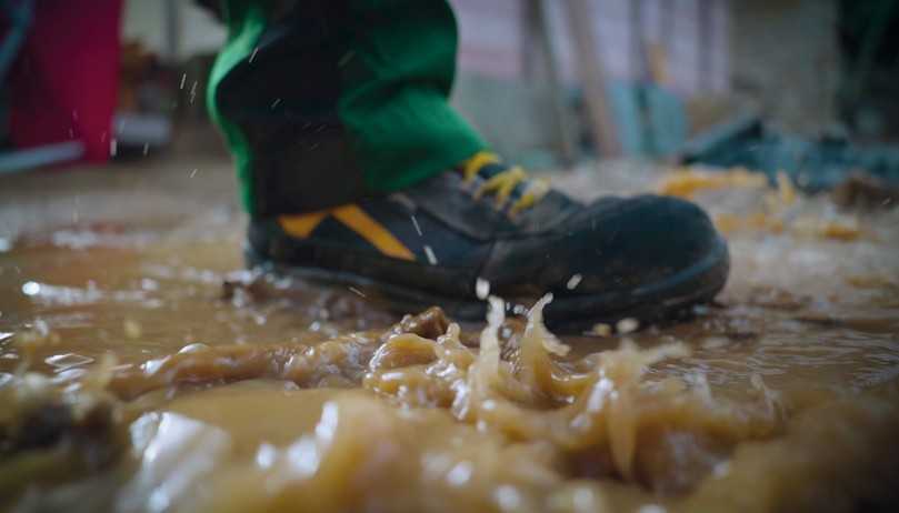 Gegen Nässe gerüstet: Sicherheitsschuhe mit einer Gore-Tex-Membran schützen zuverlässig vor Nässe und transportieren Schweiß in Form von Wasserdampf nach außen ab. | Foto: Foto: Elten Gegen Nässe gerüstet: Sicherheitsschuhe mit einer Gore-Tex-Membran schützen zuverlässig vor Nässe und transportieren Schweiß in Form von Wasserdampf nach außen ab. | Foto: Foto: Elten