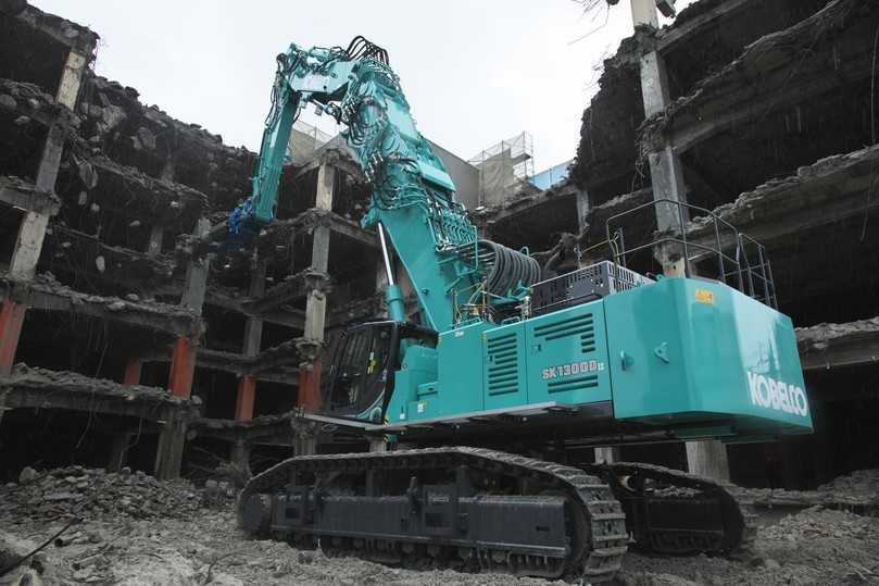 Bis zu 40 Metern Arbeitshöhe bietet der neue Kobelco SK1300DLC als größter OEM-Abbruchbagger mit Wechselausleger-Ausrüstung. | Foto: Kobelco Bis zu 40 Metern Arbeitshöhe bietet der neue Kobelco SK1300DLC als größter OEM-Abbruchbagger mit Wechselausleger-Ausrüstung. | Foto: Kobelco