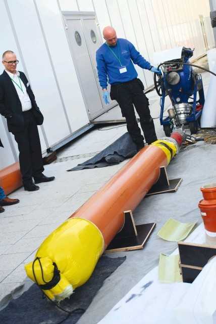 Am Rande des Lindauer Seminars führte Bluelight Prototypen der neuen Produkte praktisch vor. Der GFK-Liner DN 300 mit einer Wandstärke von 4 Millimetern wurde mit einer Geschwindigkeit von 1,65 Metern pro Minute, entsprechend 100 Metern pro Stunde ausgehärtet. Am Rande des Lindauer Seminars führte Bluelight Prototypen der neuen Produkte praktisch vor. Der GFK-Liner DN 300 mit einer Wandstärke von 4 Millimetern wurde mit einer Geschwindigkeit von 1,65 Metern pro Minute, entsprechend 100 Metern pro Stunde ausgehärtet.