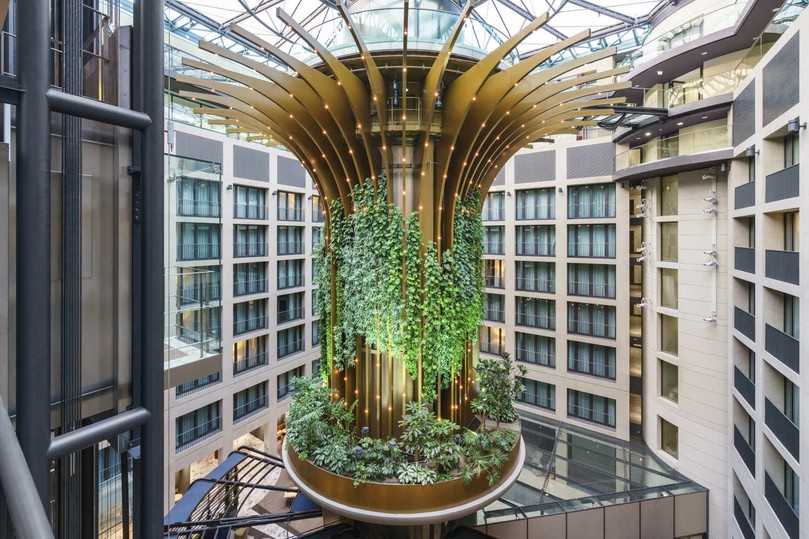 Das Siegerobjekt in der Kategorie „BuGG-Innenraumbegrünung des Jahres 2025“: Der Living Tree im Radisson Collection Hotel Berlin. | Foto: Element Green Das Siegerobjekt in der Kategorie „BuGG-Innenraumbegrünung des Jahres 2025“: Der Living Tree im Radisson Collection Hotel Berlin. | Foto: Element Green