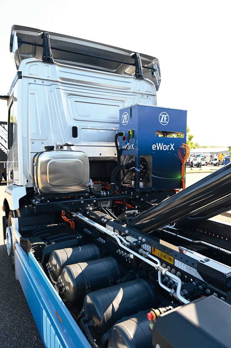 Im blauen Kasten stecken Elektromotor, Wechselrichter, Steuergerät und Kühlsystem für den E-Antrieb der Aufbauten. | Foto: Mercedes-Benz Trucks, Meiller, Quatex Im blauen Kasten stecken Elektromotor, Wechselrichter, Steuergerät und Kühlsystem für den E-Antrieb der Aufbauten. | Foto: Mercedes-Benz Trucks, Meiller, Quatex