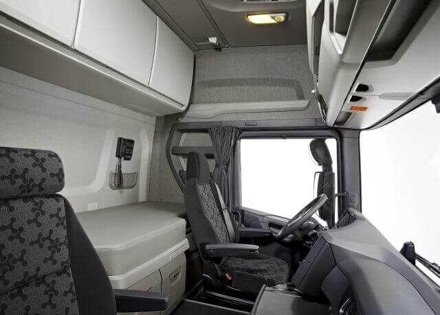 Viel Platz: Volle Stehhöhe, ein breites Bett, zahlreiche Schränke und Staumöglichkeiten.