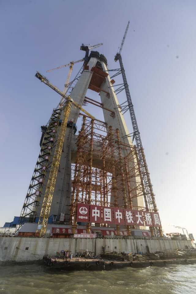 Künftig hat die Brücke die höchsten Pylonen mit 325 m. Künftig hat die Brücke die höchsten Pylonen mit 325 m.