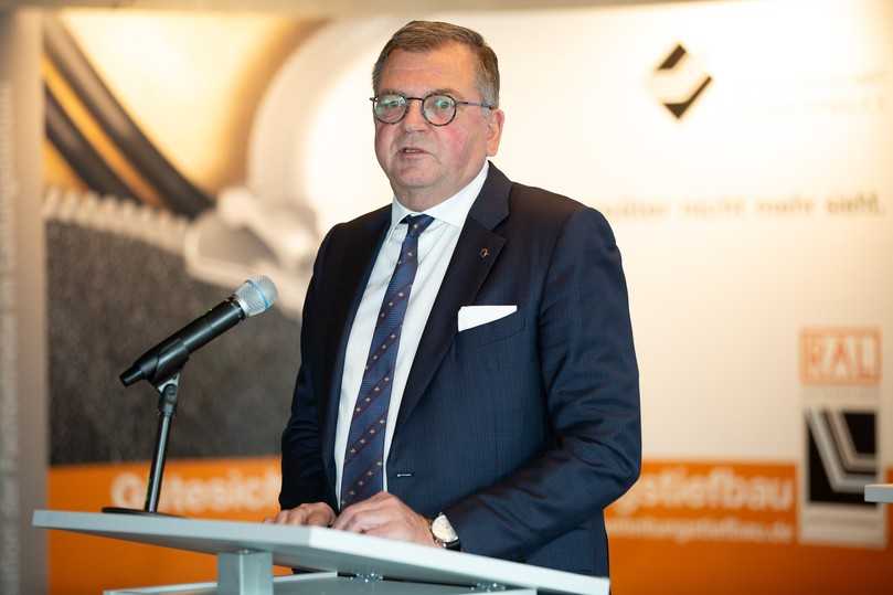 Politische Vorgaben in Verbindung mit fachlichem Nicht-Wissen bringen häufig Kommunen, Städte und Gemeinden, aber auch die Leitungstiefbauer an ihre Grenzen, erläuterte Fritz Eckard Lang aus dem Präsidium der GLT. | Foto: GLT Politische Vorgaben in Verbindung mit fachlichem Nicht-Wissen bringen häufig Kommunen, Städte und Gemeinden, aber auch die Leitungstiefbauer an ihre Grenzen, erläuterte Fritz Eckard Lang aus dem Präsidium der GLT. | Foto: GLT