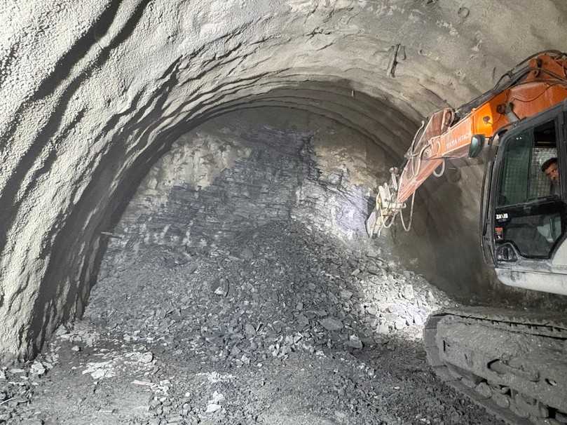 Der HB 3600 DP wurde an den engen Tunnelquerschnitt, die aggressiven Staubbedingungen und die hohe Dauerbelastung angepasst. | Foto: Epiroc Der HB 3600 DP wurde an den engen Tunnelquerschnitt, die aggressiven Staubbedingungen und die hohe Dauerbelastung angepasst. | Foto: Epiroc