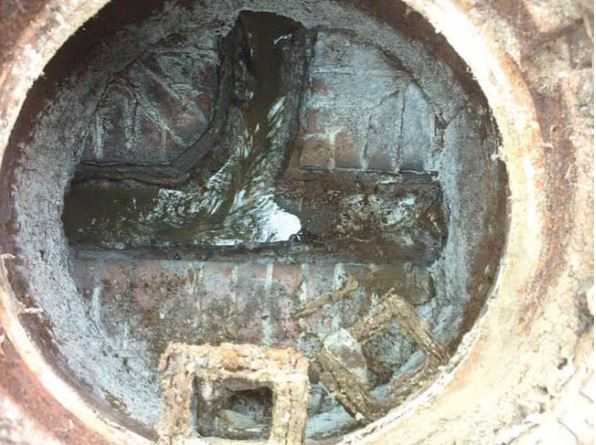 Korrodierter Schacht vor der Sanierung... | Foto: Rohrsanierung Jensen