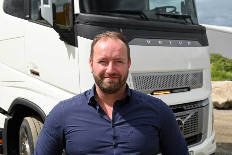 Mathias Richter von MF Mineralöl-Logistik interessiert sich für E-Lkw. | Foto: Frank Hausmann Mathias Richter von MF Mineralöl-Logistik interessiert sich für E-Lkw. | Foto: Frank Hausmann