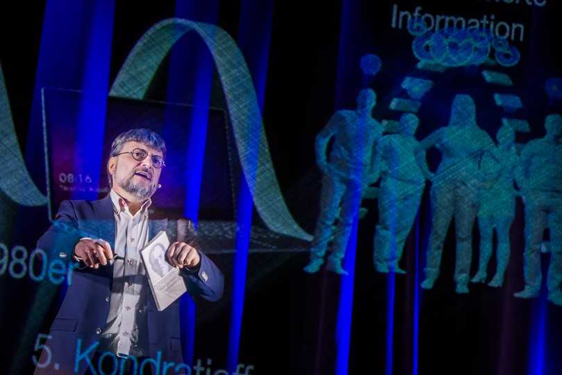 Autor und Zukunftsforscher Erik Händeler beeindruckt mit einer Hologramm-Keynote darüber, weshalb der Wohlstand der Menschheit nicht von der Technik, sondern von den Menschen selbst gesichert wird. | Foto: SE Dresden/Andre Wirsig