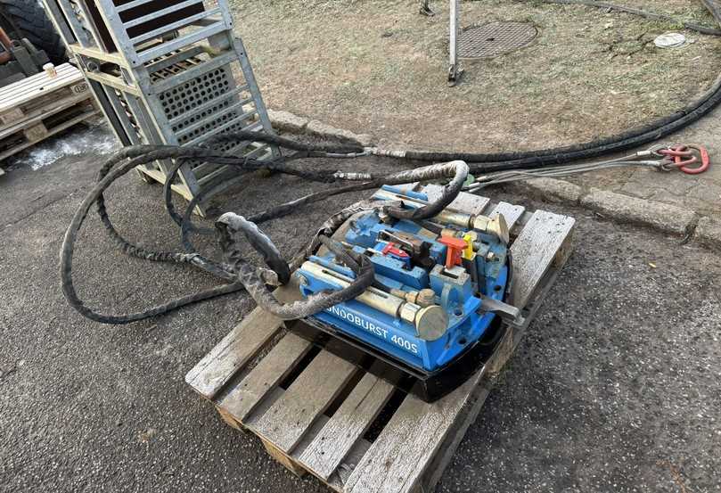 Eine leistungsstarke Berstanlage ermöglichte den kontrollierten Einzug der PP-HM-Rohre in eine besonders beschädigte Kanalhaltung. | Foto: Sanierungstechnik Dommel Eine leistungsstarke Berstanlage ermöglichte den kontrollierten Einzug der PP-HM-Rohre in eine besonders beschädigte Kanalhaltung. | Foto: Sanierungstechnik Dommel