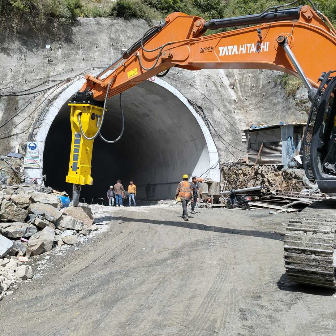 Sprengstopp im Himalaya: Wie ein Hydraulikhammer den Tunnelbau rettet Sprengstopp im Himalaya: Wie ein Hydraulikhammer den Tunnelbau rettet