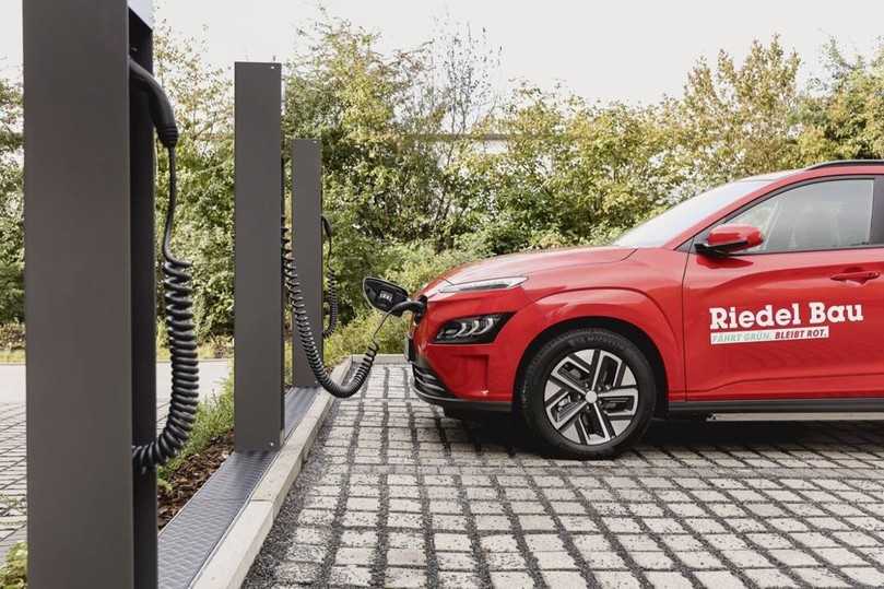 Bis 2030 will das Bauunternehmen mindestens die Hälfte seiner Dienstfahrzeuge elektrifizieren – die Ladeinfrastruktur der 90 Stellplätze am Hauptsitz der Riedel Bau Gruppe ist dafür zukunftsfähig erweiterbar. | Foto: LIBREO GmbH Bis 2030 will das Bauunternehmen mindestens die Hälfte seiner Dienstfahrzeuge elektrifizieren – die Ladeinfrastruktur der 90 Stellplätze am Hauptsitz der Riedel Bau Gruppe ist dafür zukunftsfähig erweiterbar. | Foto: LIBREO GmbH
