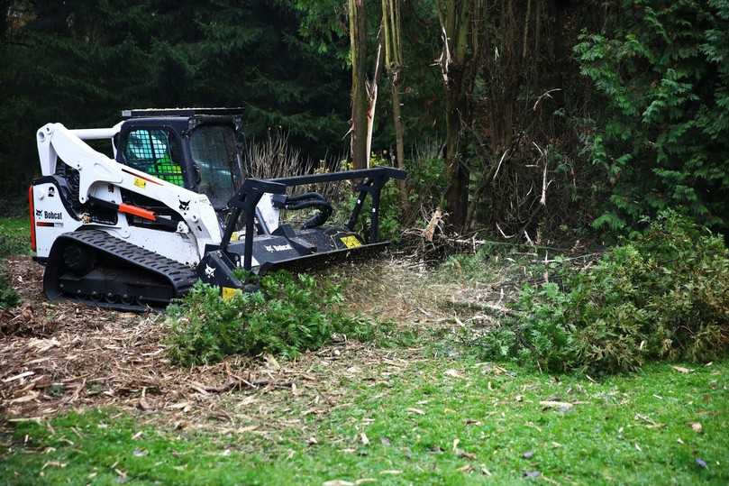 Gerade in der Waldarbeit ist die kompakte Bauweise entscheidend: Bobcat-Maschinen erreichen schwer zugängliche Bereiche zwischen Bäumen, wo schwere Forstmaschinen scheitern oder gar nicht erst hinkommen. | Foto: Bobcat