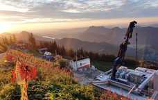 Palfinger-Kran baut Bergstation in den Alpen