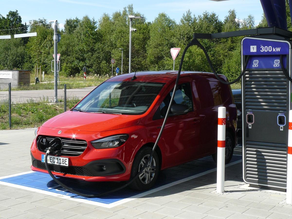 Stromtanken erfolgt vorne, das Tempo an der Schnellladesäule ist überschaubar. | Foto: Randolf Unruh