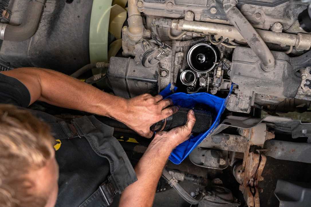 Saubere Servicearbeiten: Auffangsysteme von Aqua Evolution für Bau & Nutzfahrzeug