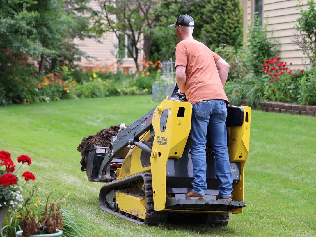 Wacker Neuson: Neuer Mini-Lader SM100 für den GaLaBau Wacker Neuson: Neuer Mini-Lader SM100 für den GaLaBau
