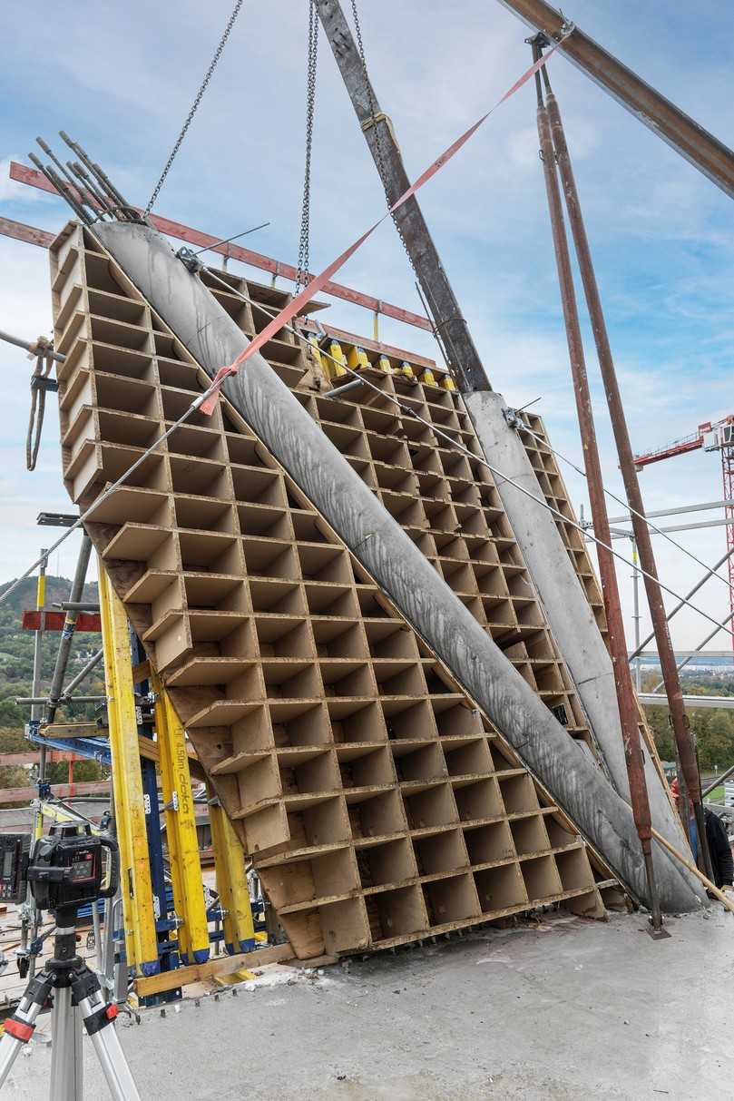 Für sich schon beeindruckend: eine der über 30 Holzsonderschalungen, die Dokas Fertigservice für einen Teil der V-Stützen anfertigte. | Foto: Doka