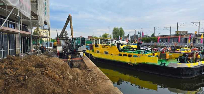 Der Grundodrill 28Nplus am Ufer der westlichen Oder – die Teilautomatisierung des Bohrvorgans entlastet die Mitarbeiter von schweren Aufgaben. | Foto: Tracto