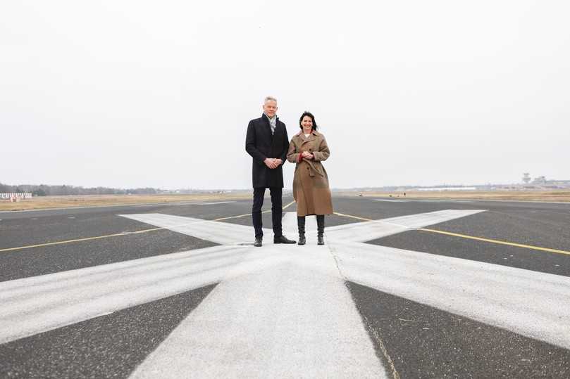 Haben die Planungen für die zentralen Bereiche des Landschaftsparks der Tegeler Stadtheide vorgestellt: Britta Behrendt, Staatssekretärin für Klimaschutz und Umwelt, und Christoph Schmidt, Geschäftsführer von Grün Berlin. | Foto: Konstantin Börner/Grün Berlin Haben die Planungen für die zentralen Bereiche des Landschaftsparks der Tegeler Stadtheide vorgestellt: Britta Behrendt, Staatssekretärin für Klimaschutz und Umwelt, und Christoph Schmidt, Geschäftsführer von Grün Berlin. | Foto: Konstantin Börner/Grün Berlin