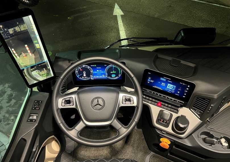 Actros-Fahrer fühlen sich im eActros 600 schnell zu Hause. Die Bedienelemente sind identisch und alle digitalen Displays liefern gestochen scharfe Bilder. | Foto: FH