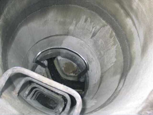 Saubere Kabelführung in einem Schacht.