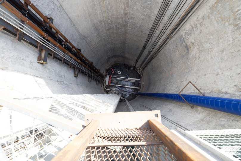 Für den Einbau des Sammlers legte die Mikrotunnelbohrmaschine in einer Tiefe von bis zu 27 Metern eine 625 Meter lange Strecke zurück, einen Teil davon unter der Seine. Zu den Herausforderungen gehörten u. a. die verschiedenen Bodenbeschaffenheiten und das Bewältigen von Kurvenradien während des Vortriebs. | Foto: Berding Beton Für den Einbau des Sammlers legte die Mikrotunnelbohrmaschine in einer Tiefe von bis zu 27 Metern eine 625 Meter lange Strecke zurück, einen Teil davon unter der Seine. Zu den Herausforderungen gehörten u. a. die verschiedenen Bodenbeschaffenheiten und das Bewältigen von Kurvenradien während des Vortriebs. | Foto: Berding Beton