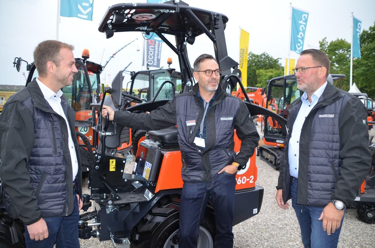 Sie plauderten am Messestand über die aktuelle Marktlage, Politik und einen neuen Flüssiggas-Bagger: Helge Tramann (von links), Geschäftsführer bei Kubota-Händler Tramann + Sohn, Vertriebsmitarbeiter Jörg Langenberg und Arndt Sieling, Vertriebsleitung. | Foto: B_I/Budde