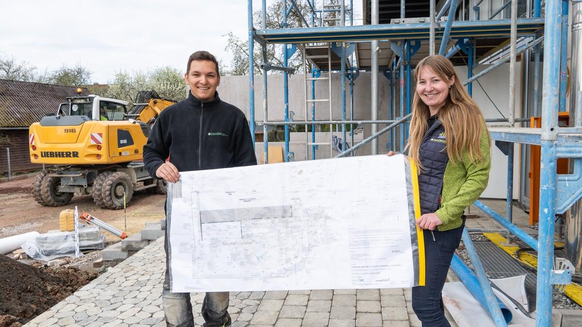 Azubi Alexander Mattes und Bauleiterin Linda Sigg. | Foto: J. Mahrholdt
