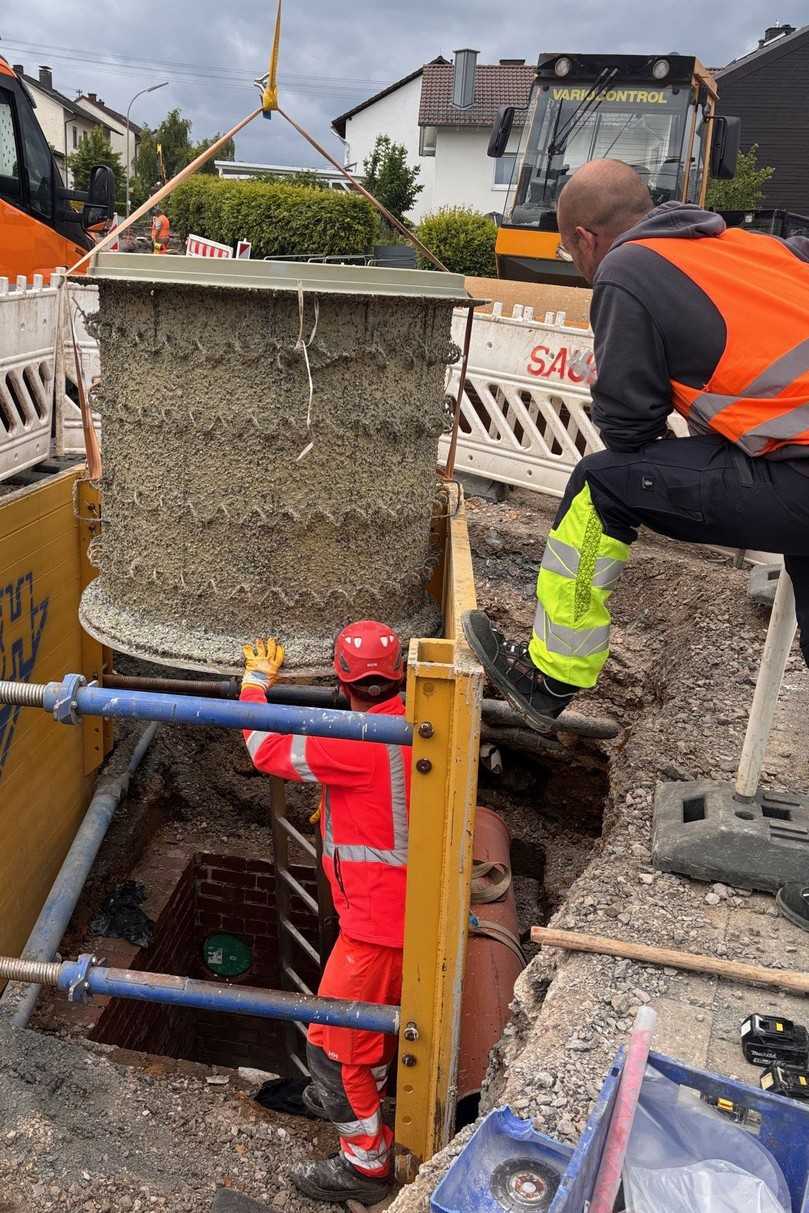 Einheben eins Preco-Schachtringes | Foto: Gemeinde Burbach