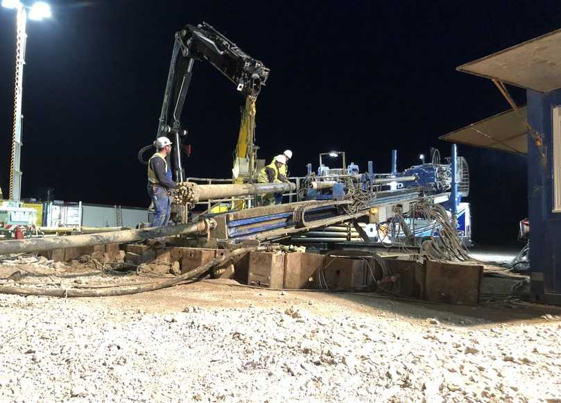 Anschrauben des BHA für die Pilotbohrung unter dem Fluss Cornia | Foto: LMR Drilling Anschrauben des BHA für die Pilotbohrung unter dem Fluss Cornia | Foto: LMR Drilling